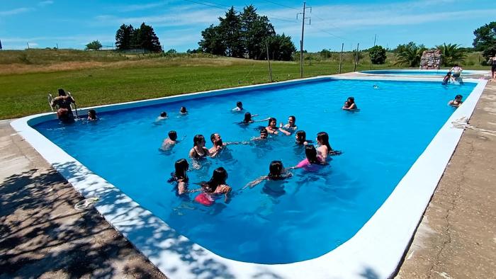 Escolares disfrutando de la piscina