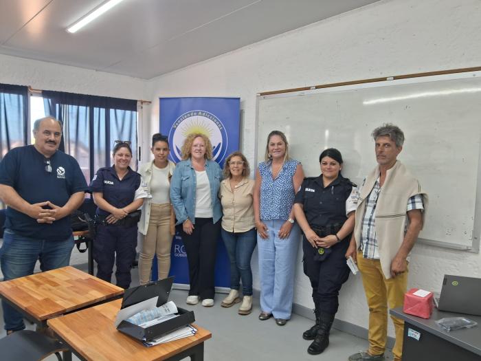policías con grupo de docentes