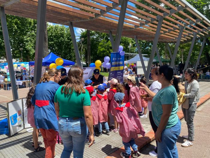 niños disfrutando de feria de los derechos al aire libre
