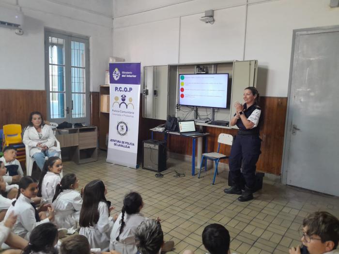 Policías exponiendo taller a niños escolares