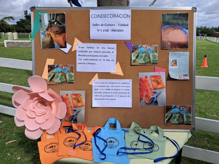 Cartelera en el evento y mesa de premiación en el evento.