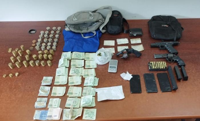 Elementos incautados: dinero, arma, drogas Elementos incautados