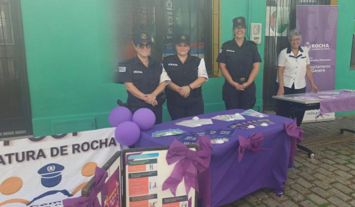 Policías femeninas en stand por el Mes de la Mujer