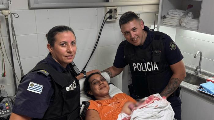 Policías con la madre y la bebé.