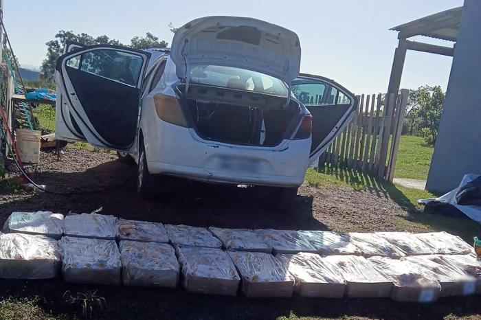 Auto con mercadería de contrabando incautado por la policía.