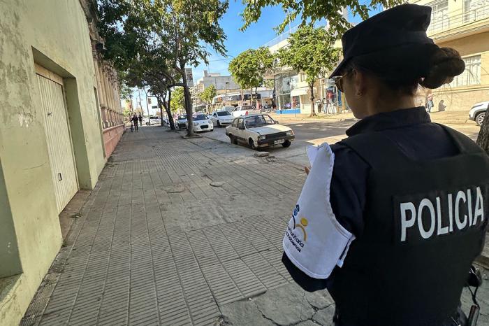 Policía Comunitaria recorriendo Comercios.