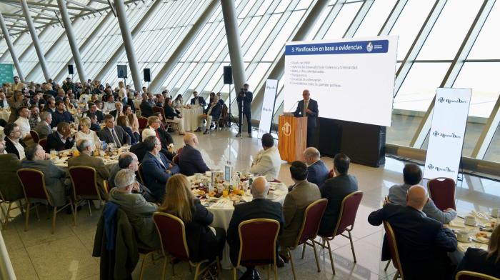 Ministro del Interior exponiendo en desayuno de Somos Uruguay.