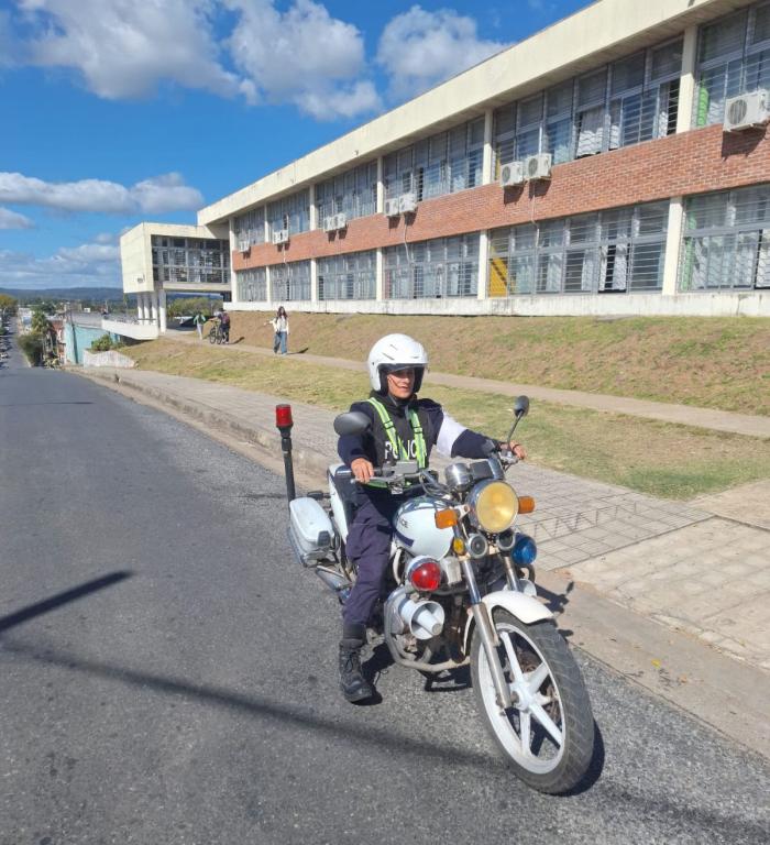 Funcionaria policial en moto