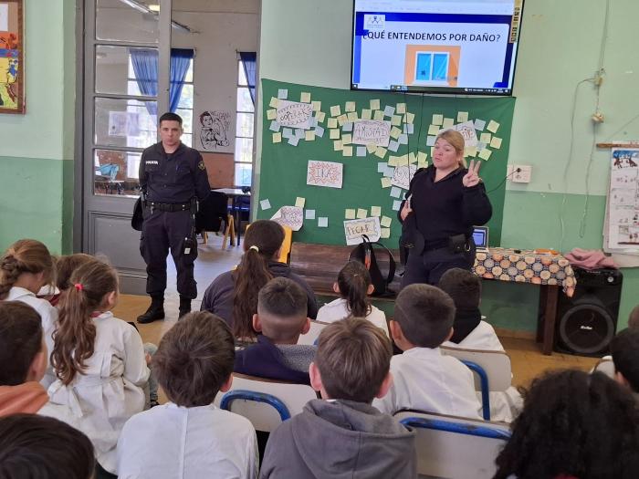 Policías dando charla a alumnos Policías dando charla a alumnos