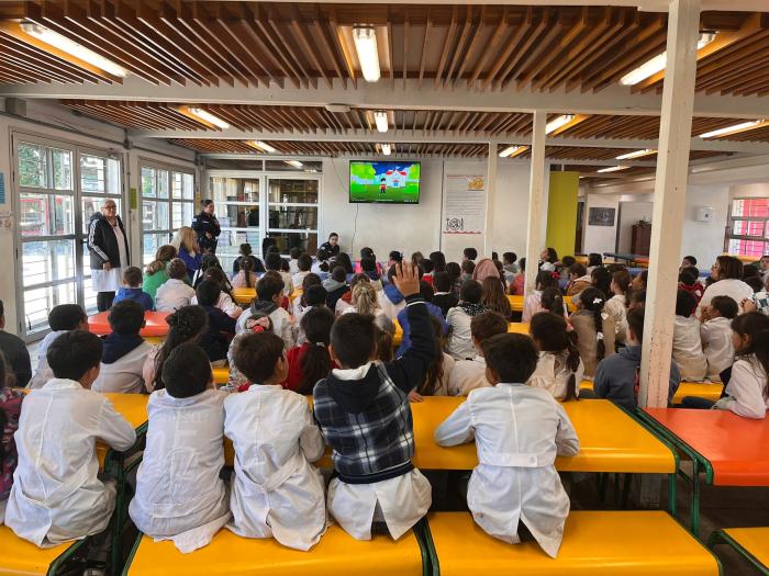 Niños participando del taller