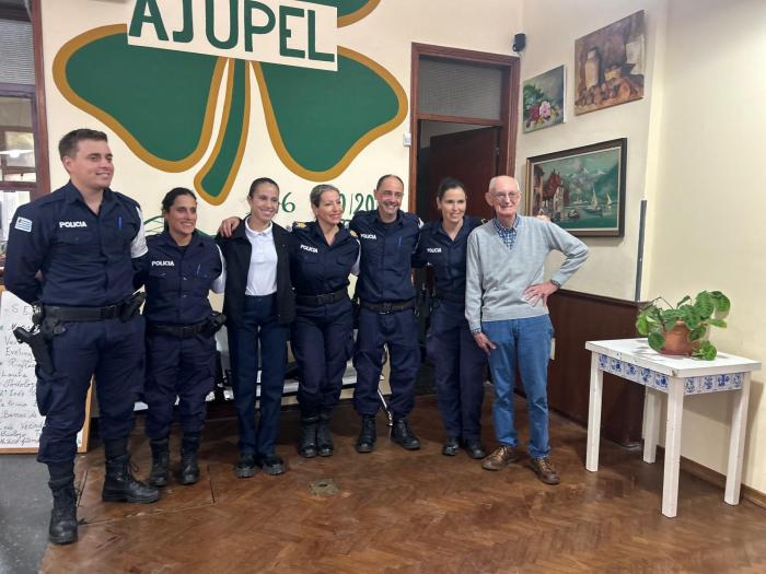 Policías con vecino