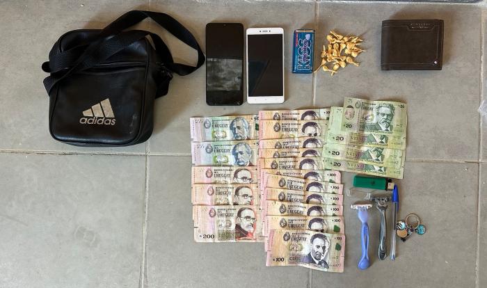 Sustancia en dosis, dinero y celulares incautados. Sustancia en dosis, dinero y celulares incautados.