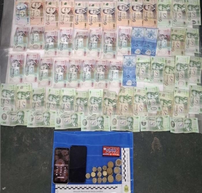 Dinero, recipiente con sustancia y celulares incautados.