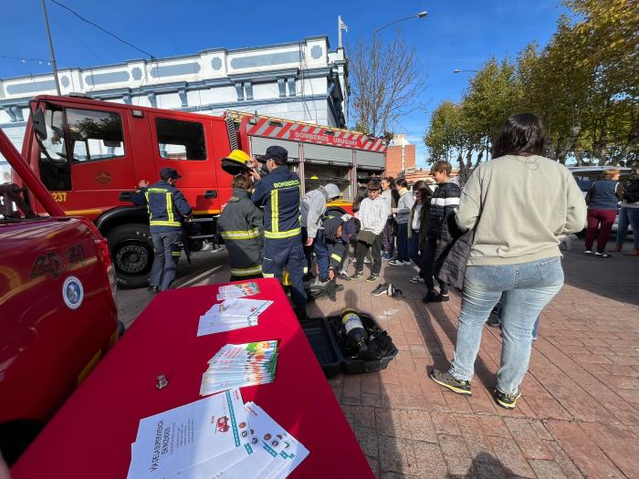 Jornada educativa de bomberos con demostraciones y folletos sobre seguridad