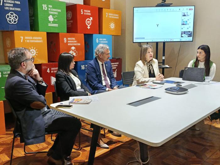 Autoridades en la mesa de apertura 