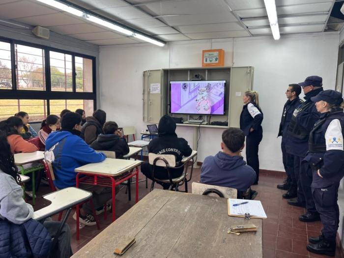 Policías dando taller Policías dando taller