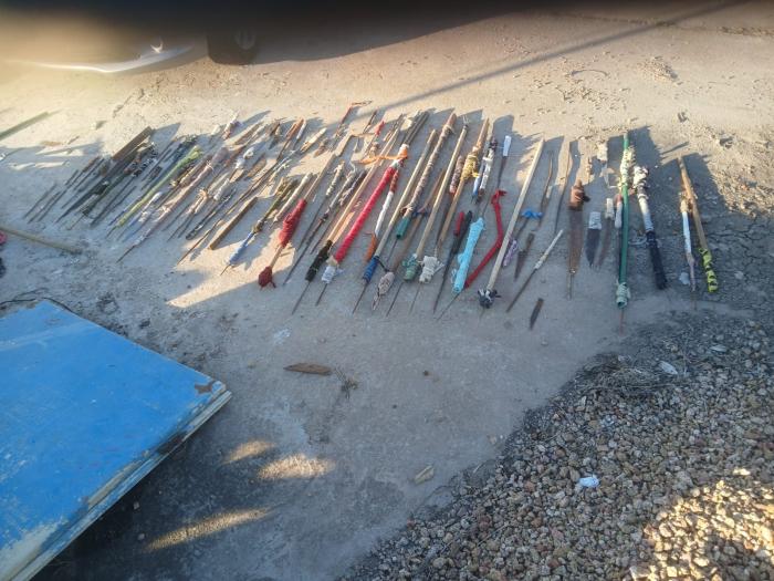 Lanzas de fabricación carcelarias incautadas.