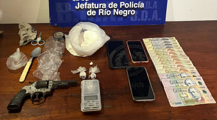 Arma, cocaína, dinero y teléfonos incautados. Arma, cocaína, dinero y teléfonos incautados.