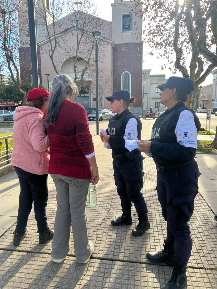 Policías con vecinos