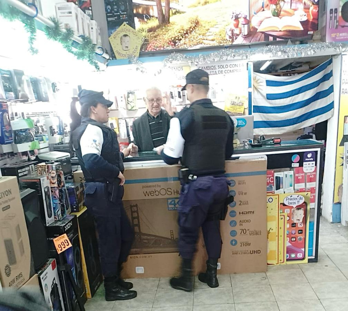 Policías PCOP realizando entrevistas a comerciantes