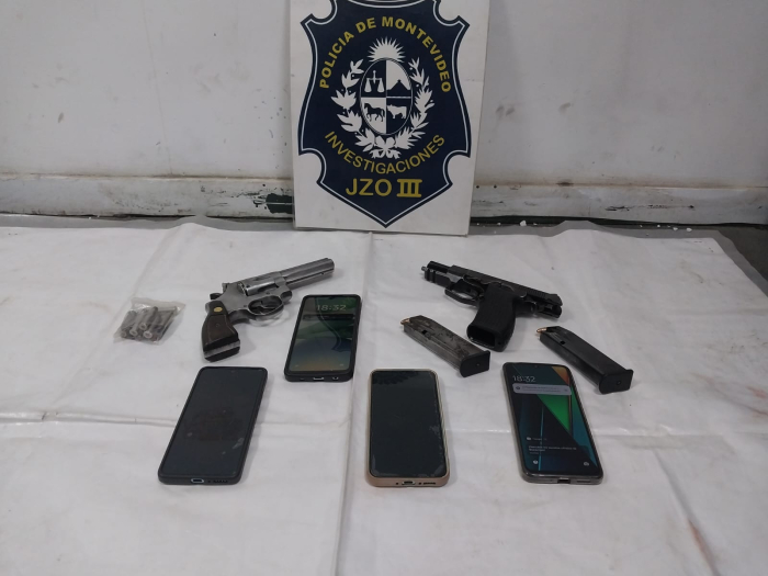 "Dos detenidos por porte de armas Montevideo"
