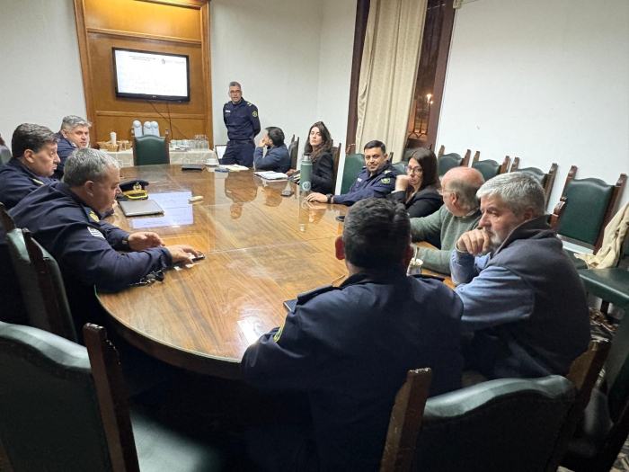 Autoridades departamentales y miembros de la Comisión 