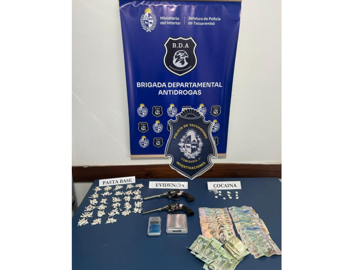 Jefatura de Policía de Tacuarembó Objetos incautados en allanamiento, drogas, armas y dinero