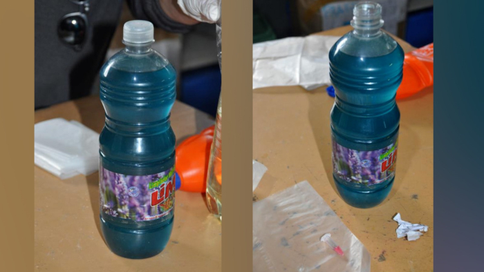 Botella plástica con cocaína disuelta.