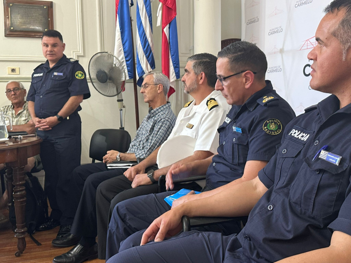 Reunión con autoridades y vecinos Reunión con autoridades y vecinos