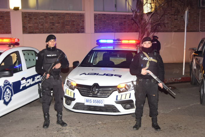 En la imagen ilustrativa, móvil del Grupo de Reserva Táctica frente a la Jefatura de Policía Dos formalizados tras herir a un hombre en local bailable