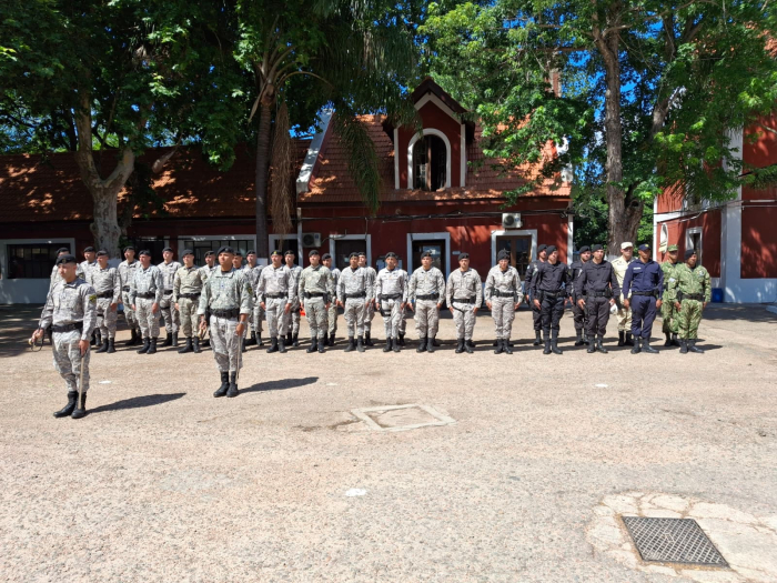 Policías que aprobaron el Curso PUMA formados de pie con oficiales al frente Policías que aprobaron el Curso PUMA formados de pie con oficiales al frente
