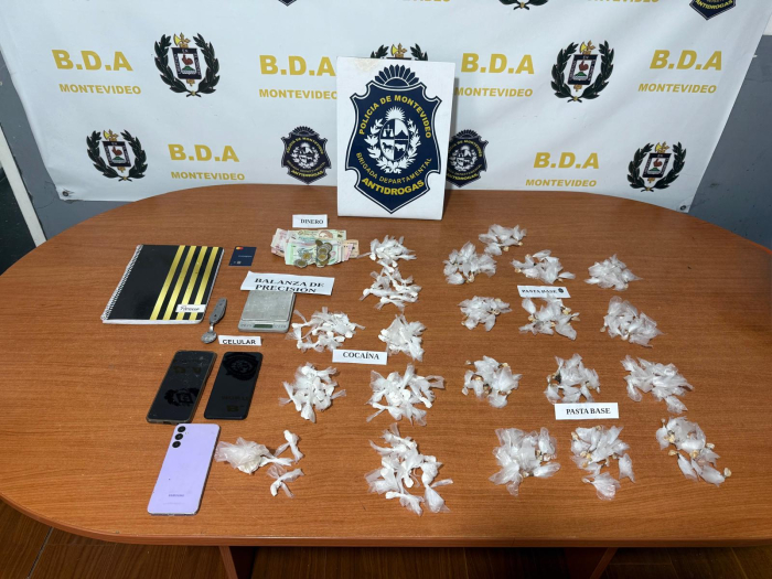 Allanamiento permitió detener a dos personas e incautar presuntas sustancias estupefacientes, dinero Estupefacientes y objetos sobre una mesa se exhiben