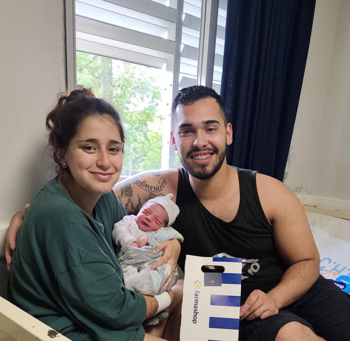 Padres y bebé recién nacido en el centro asistencial luego de que policías colaboren en parto