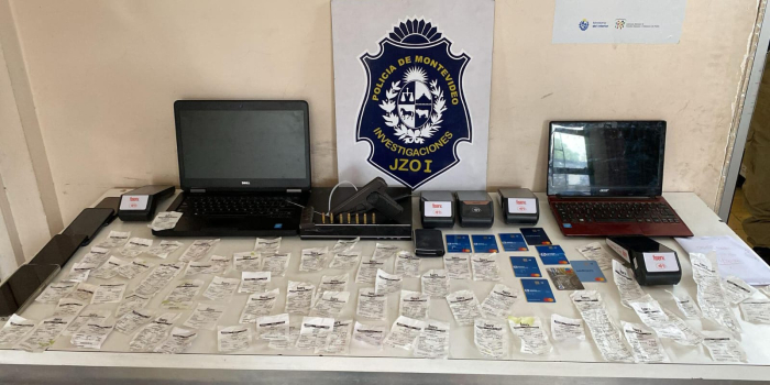 Sobre mesa se exhibe diversos objetos incautados en allanamientos