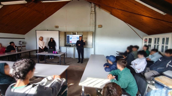 Alumnos recibiendo charla de información