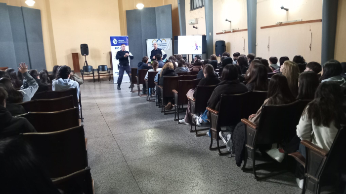 Policías brindando taller a estudiantes 
