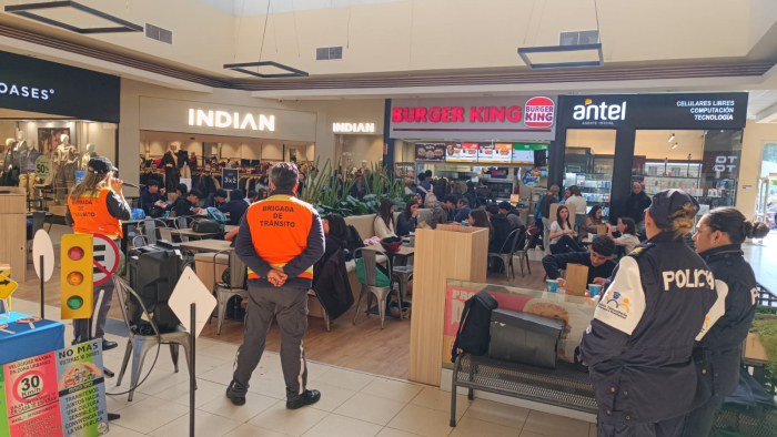 Jornada de concientización vial en Terminal Shopping Mercedes Personal policial y de tránsito durante actividad de seguridad vial en shopping de Mercedes