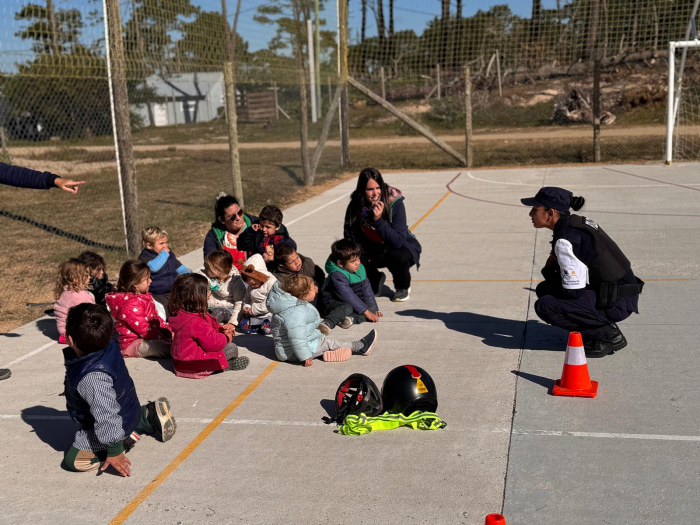 Policía enseñando a niños Policía enseñando a niños