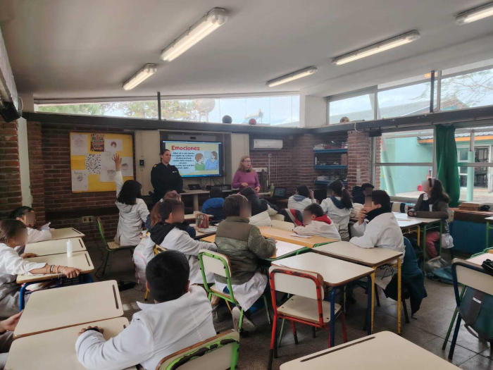 Alumnos de escuela N° 19 de La Barra, durante charla PCOP