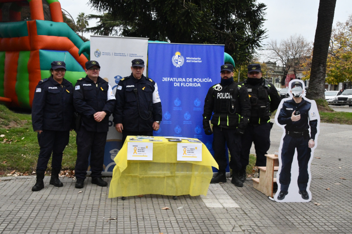 Policías en el stand 