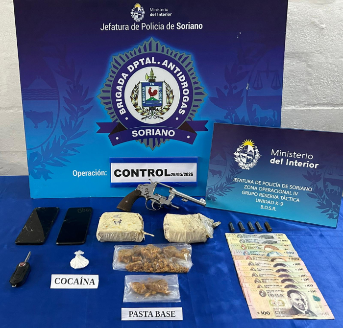 Arma, municiones, droga, dinero y celulares incautados en operativo policial en Soriano.