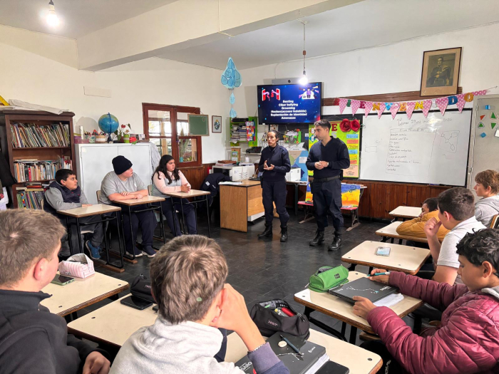 Policías dictando taller Policías dictando taller