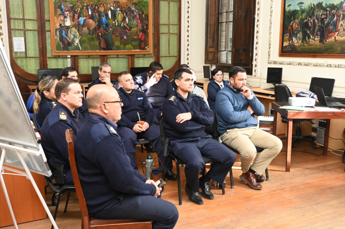 Personal policial participa en capacitación sobre convivencia y relaciones laborales.