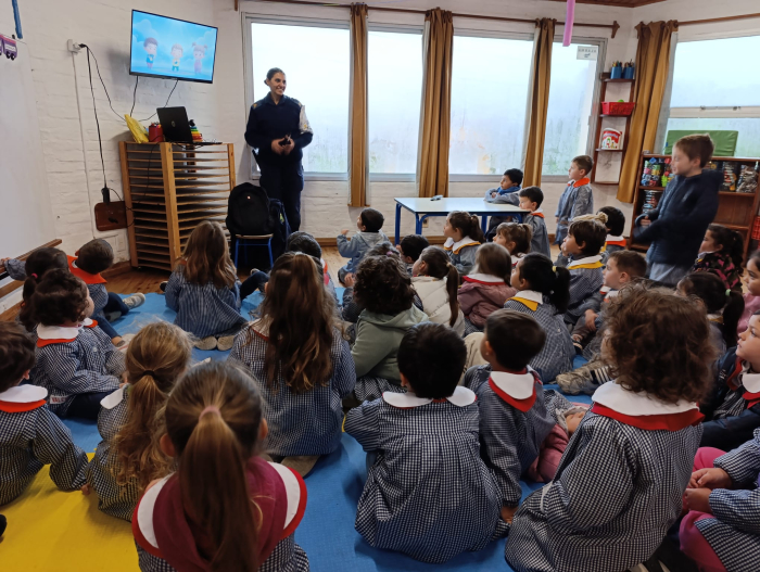 Policía con niños en el taller Policía con niños en el taller