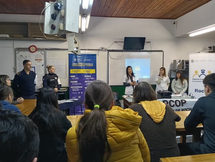 Integrantes de Venciendo Adicciones, Policía Comunitaria y alumnos