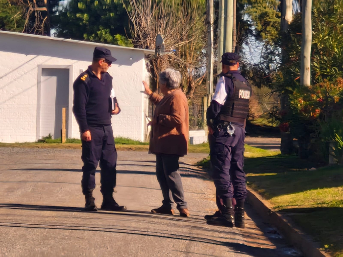 Policías charlando con vecina
