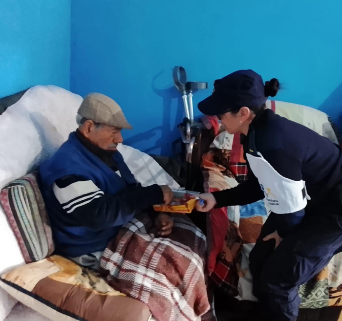 Policía charlando con vecino 