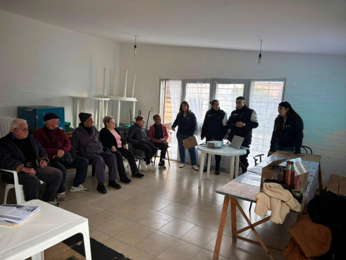 Algunos vecinos junto a Policías en el taller 