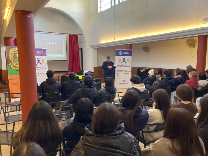 Alumnos y Policía de Pcop dando el taller