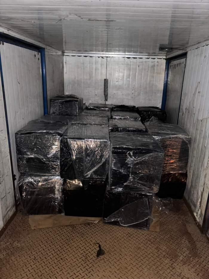Bultos con cigarrillos de presunto contrabando incautados durante operativo policial.